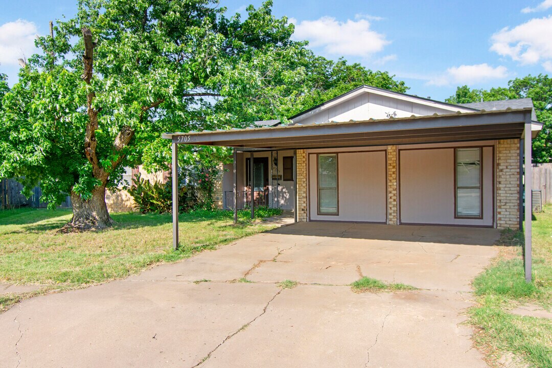 5705 16th St in Lubbock, TX - Building Photo