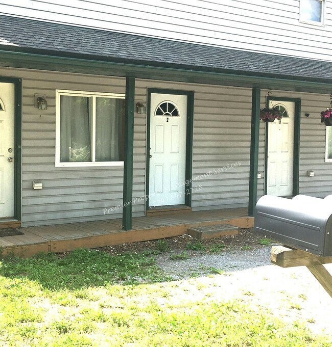 1650 Brighton Rd-Unit -2 in Ellwood City, PA - Building Photo - Building Photo