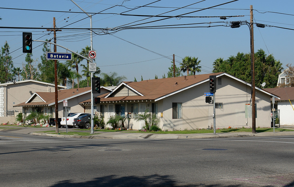 905-911 W Walnut Ave in Orange, CA - Building Photo