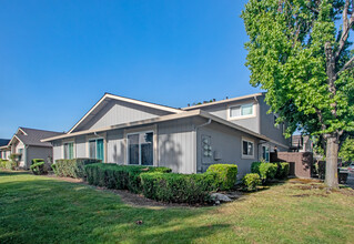 Granada Condos in Milpitas, CA - Foto de edificio - Building Photo