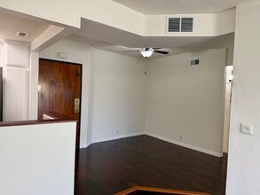 19009 Sherman Way, Unit 34 in Reseda, CA - Foto de edificio - Building Photo