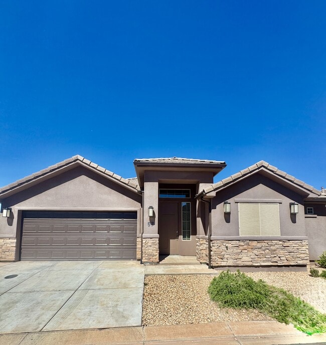 2261 S Tonaquint Dr in Saint George, UT - Building Photo - Building Photo