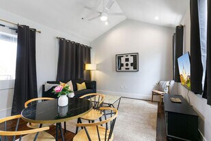 1430 St Charles Ave in New Orleans, LA - Building Photo