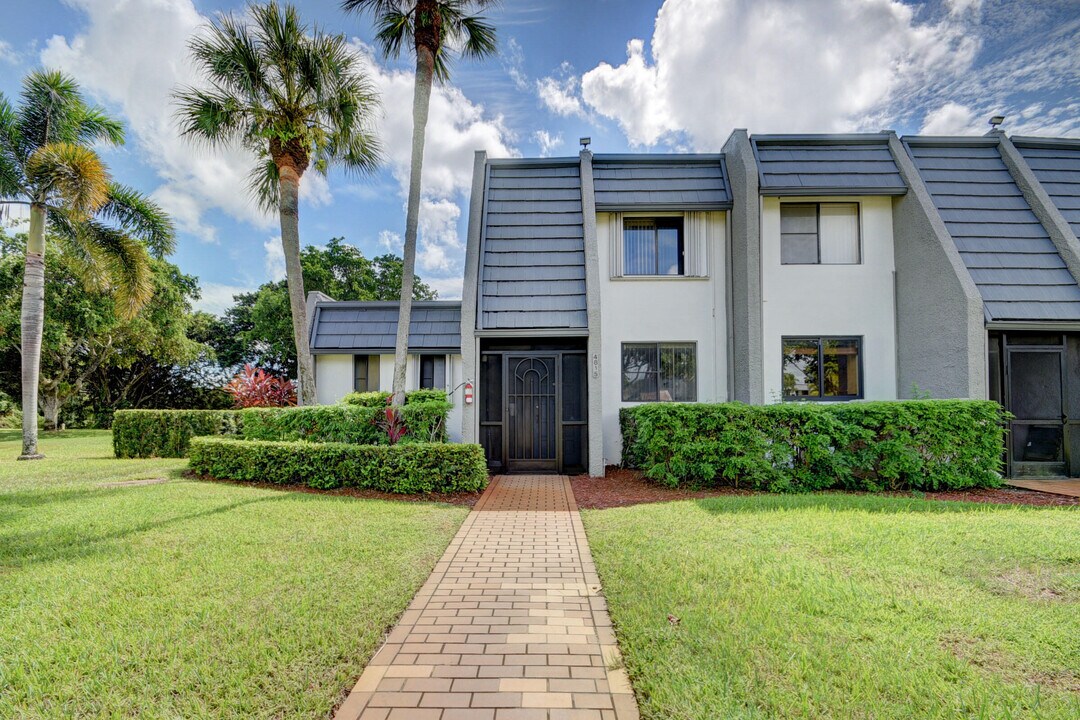 4815 Esedra Ct in Greenacres, FL - Building Photo