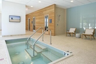340 E Wacker Dr in Chicago, IL - Building Photo - Building Photo