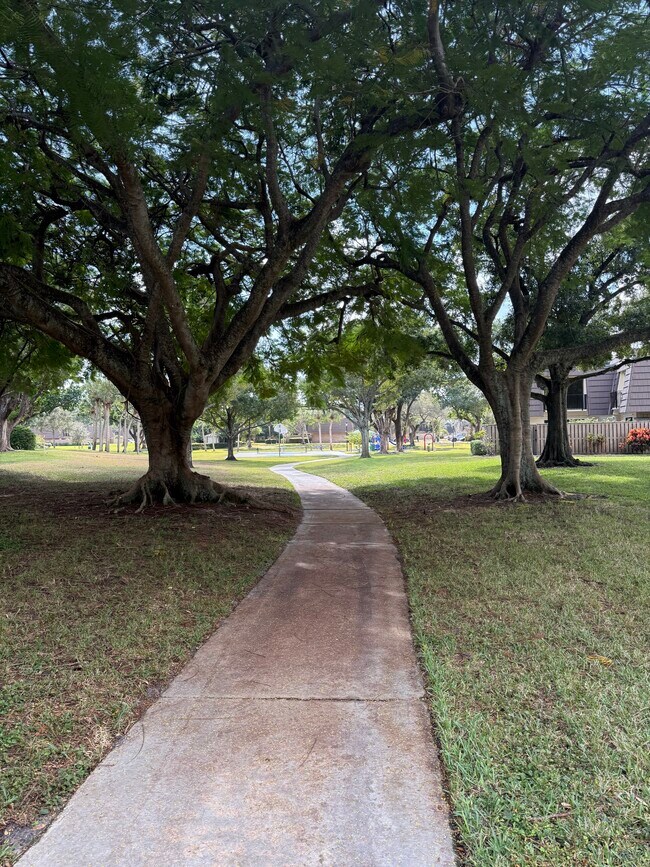 419 4th Ct in Palm Beach Gardens, FL - Building Photo - Building Photo