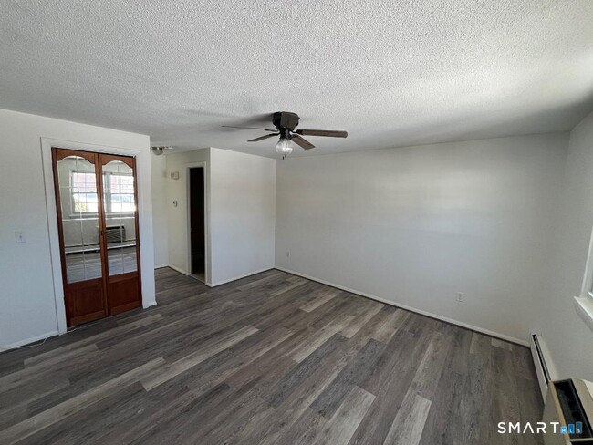 633 Center St in Manchester, CT - Building Photo - Building Photo