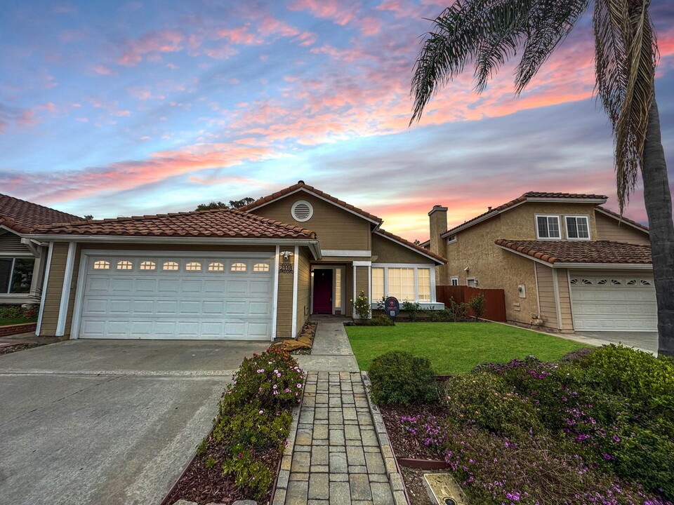 2118 Shadetree Ln in Escondido, CA - Building Photo