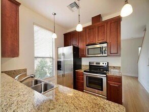 13420 Lyndhurst St in Austin, TX - Foto de edificio - Building Photo