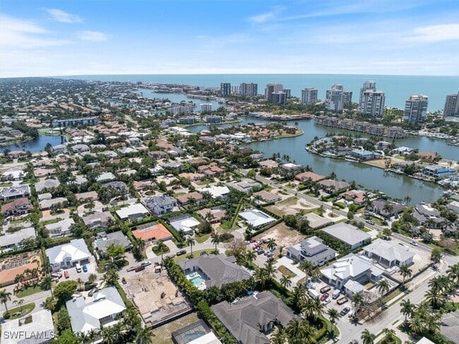 521 Neapolitan Ln in Naples, FL - Building Photo - Building Photo