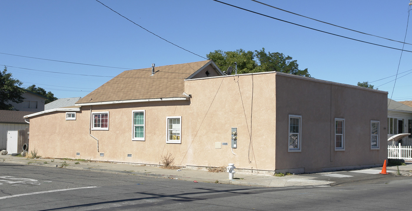 1001 W 4th St in Antioch, CA - Foto de edificio