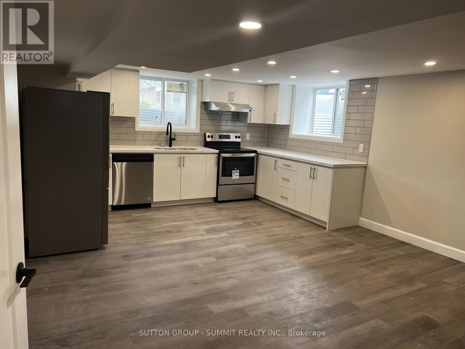 230 South Bend Rd E in Hamilton, ON - Building Photo