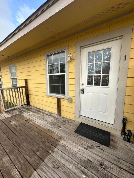 1003 Melbourne St in Houston, TX - Building Photo