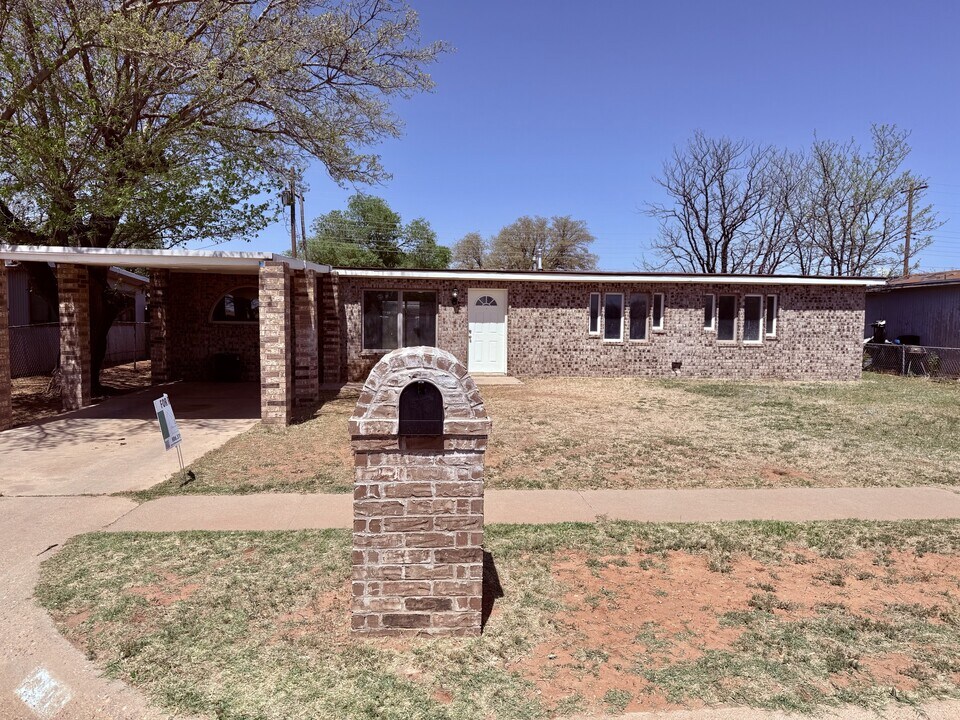 1911 E Auburn St in Lubbock, TX - Building Photo