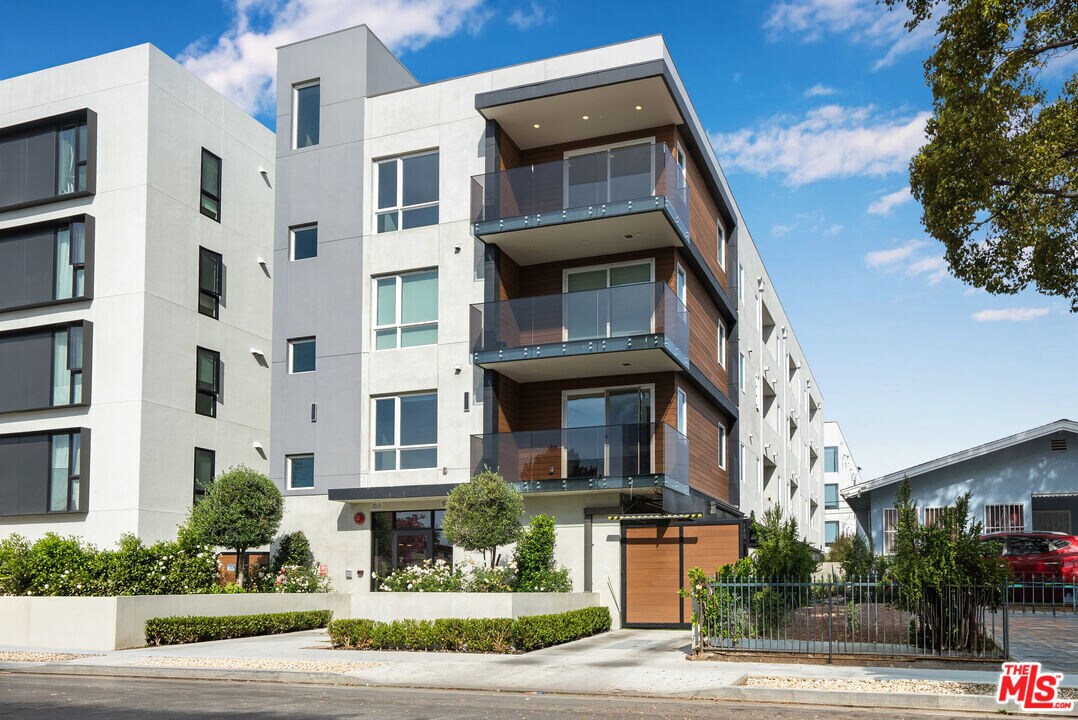 5813 Lexington Ave in Los Angeles, CA - Building Photo