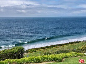 6805 Shearwater Ln in Malibu, CA - Building Photo