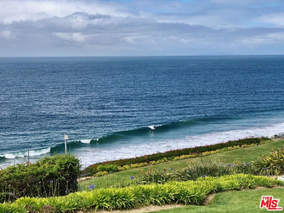 6805 Shearwater Ln in Malibu, CA - Building Photo