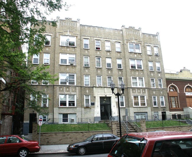 645 Bergen Ave in Jersey City, NJ - Building Photo - Building Photo