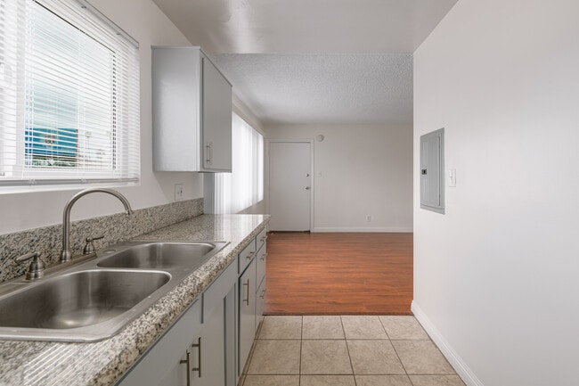 981 Elden Ave in Los Angeles, CA - Building Photo - Building Photo
