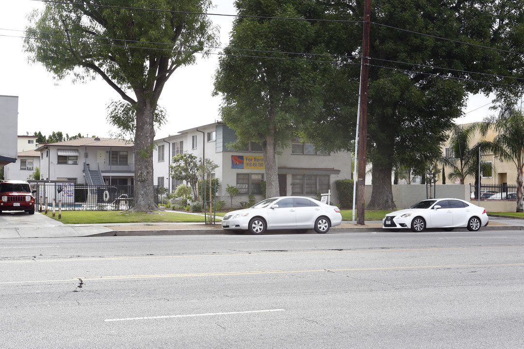 7236 Woodman Ave in Van Nuys, CA - Building Photo