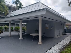 7403 SW 82nd St in Miami, FL - Foto de edificio - Building Photo