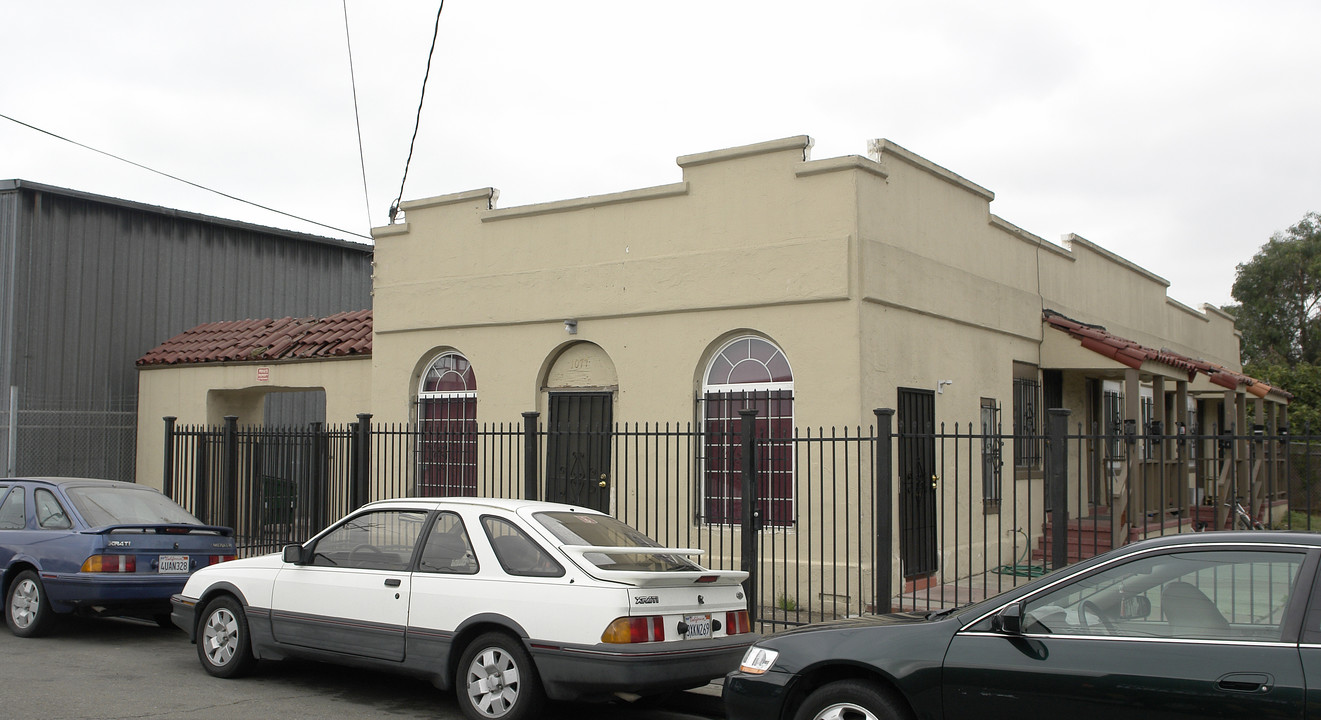 1077 77th Ave in Oakland, CA - Foto de edificio