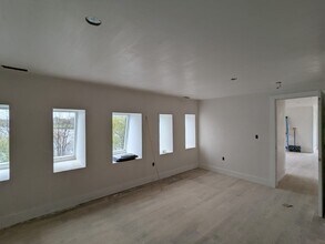105 Shore Dr, Unit 2 in Somerville, MA - Building Photo - Building Photo