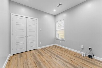 402 W Stewart St-Unit -A in Willis, TX - Building Photo - Building Photo