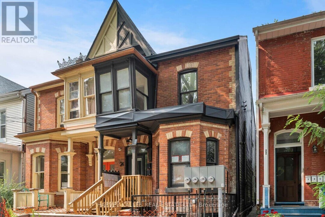 24 Sullivan St in Toronto, ON - Building Photo