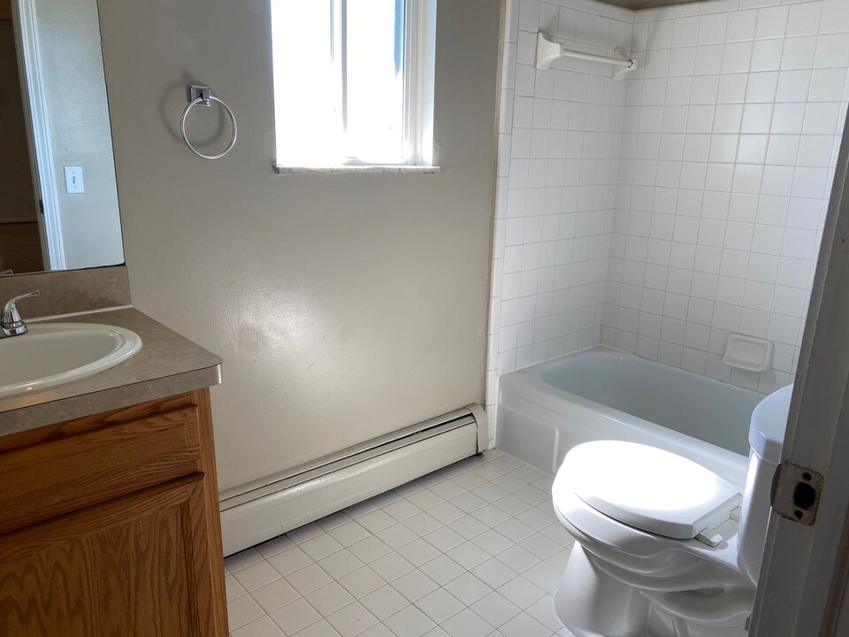 38584 Meadowdale St in Clinton Township, MI - Building Photo