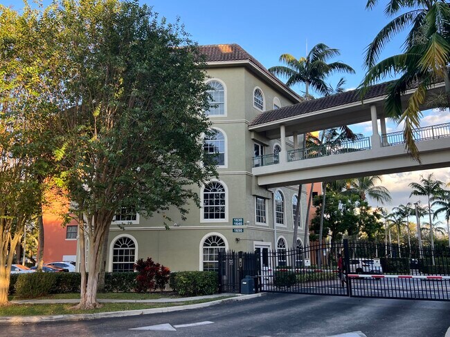 1640 Presidential Way in West Palm Beach, FL - Foto de edificio - Building Photo