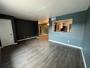 11540 Chimney Rock Rd in Houston, TX - Building Photo - Building Photo