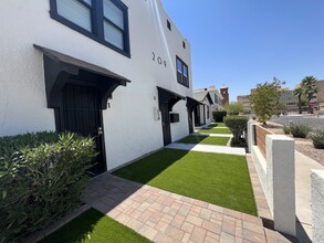 16th Ave Apartments in Phoenix, AZ - Foto de edificio - Building Photo