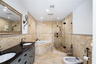 13611 SW 77th St in Miami, FL - Foto de edificio - Building Photo