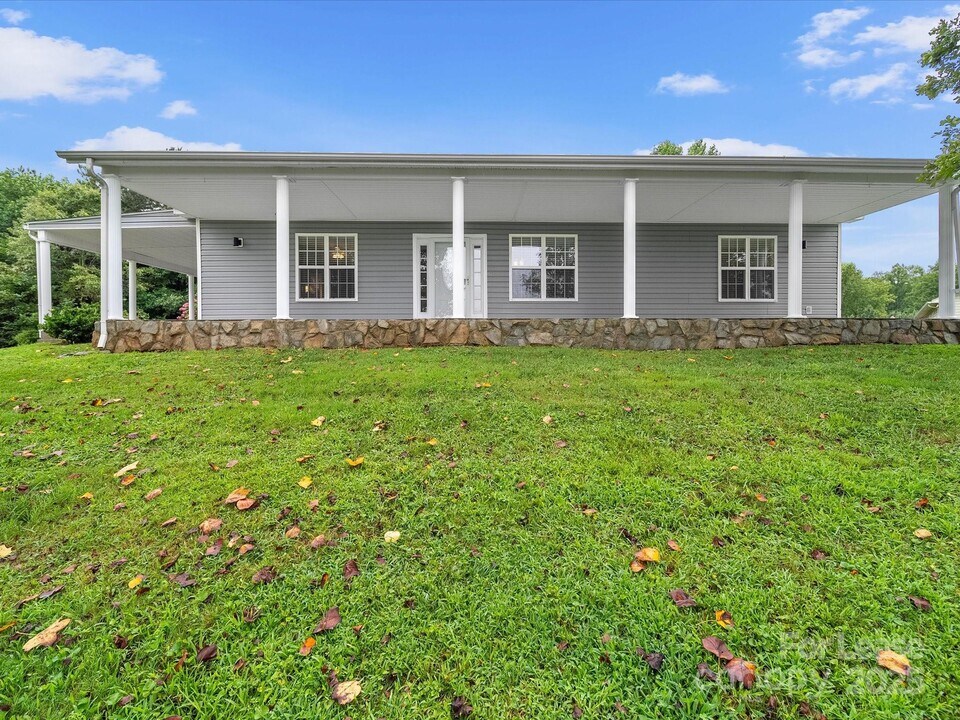 1585 Nathanial St in Newton, NC - Building Photo