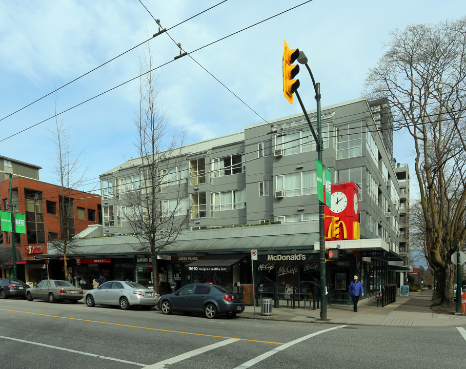 1701-1719 Robson St in Vancouver, BC - Building Photo