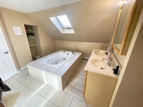 7 Timon Ave, Unit Unit 3 in Chestnut Hill, MA - Foto de edificio - Building Photo