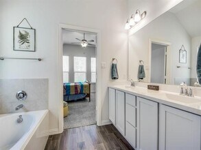 4548 Longfellow Ave in Aubrey, TX - Foto de edificio - Building Photo