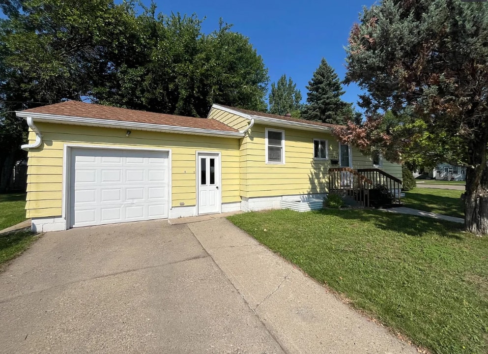1124 4th St NE in Devils Lake, ND - Building Photo