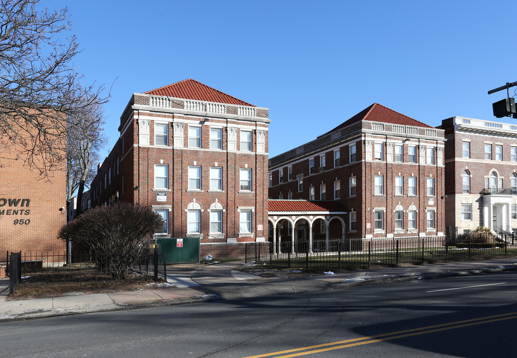 Asylum Gardens in Hartford, CT - Building Photo