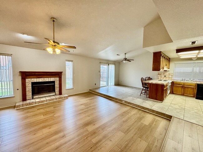 1018 Santa Barbara St in Los Banos, CA - Building Photo - Building Photo