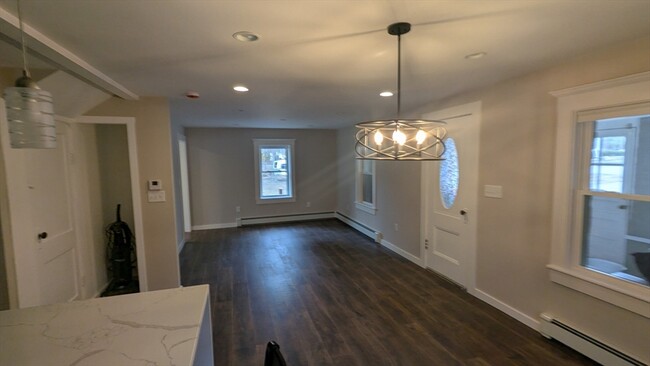 31 Milford St in Medway, MA - Foto de edificio - Building Photo