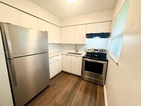 220 NE 41st St, Unit 2 in Oakland Park, FL - Building Photo