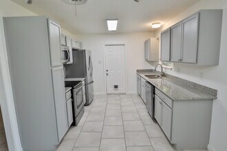 309 E Wright Blvd in Universal City, TX - Foto de edificio - Building Photo