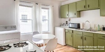 122 Hillside St in Boston, MA - Building Photo