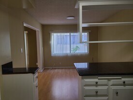 1210 N Flores St Apartamentos