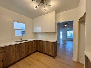 2808 W 43rd Pl, Unit 2808 in Los Angeles, CA - Foto de edificio - Building Photo