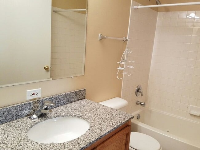 2541 Hillsboro Blvd in Aurora, IL - Building Photo - Building Photo