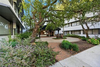3645 Peachtree Rd NE in Atlanta, GA - Foto de edificio - Building Photo