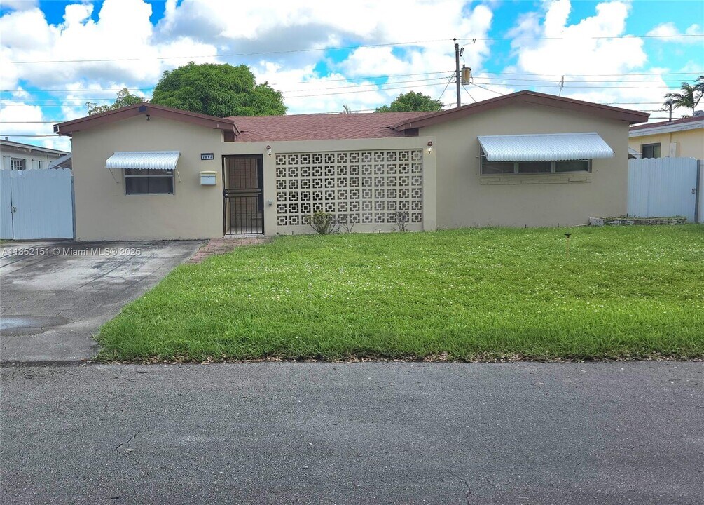 7813 Shalimar St in Miramar, FL - Building Photo